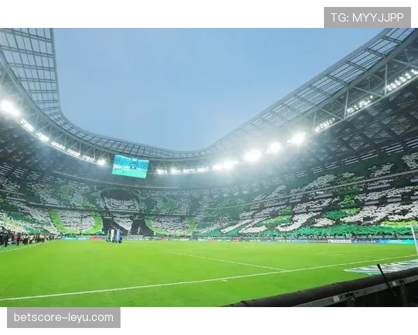 足球明星社交媒体热度持续攀升，赛场内外表现引热议