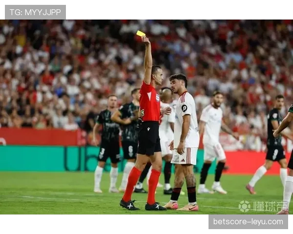 塞维利亚球迷热情助威,球队状态回升迈向新辉煌 塞维利亚球迷热情助威,球队状态回升迈向新辉煌