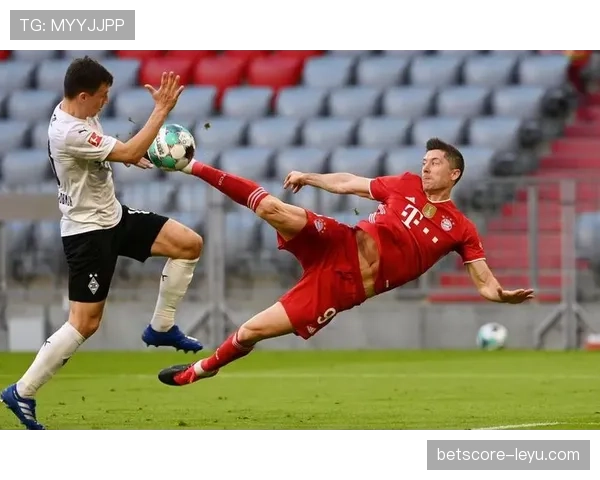 莱万多夫斯基腿筋不适状态回暖,未来比赛出场成疑引发担忧 莱万多夫斯基腿筋不适状态回暖,未来比赛出场成疑引发担忧